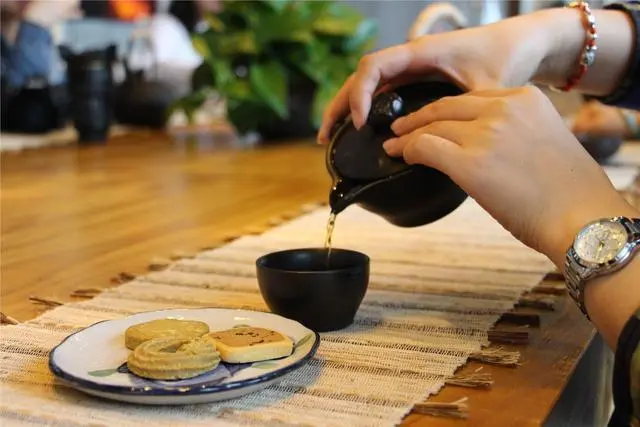 人生是一杯茶，品得出苦涩，也品的出恬淡