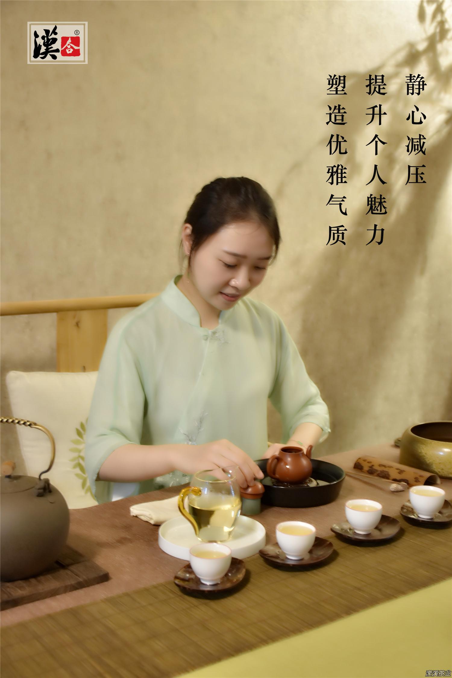 清茶胜酒暗沉香，苦乐甘甜壶底藏——人生如茶